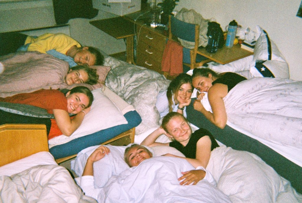 7 jenter overnatter på samme rom.