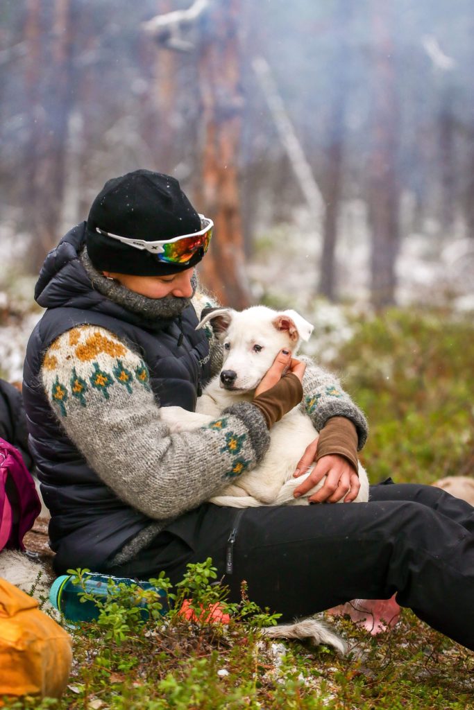 Tanja på tur med hund, kos på fanget under en pause