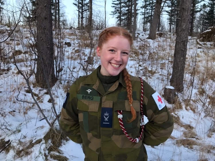 Embla Berg portrett i skogen, kledd i militæruniform