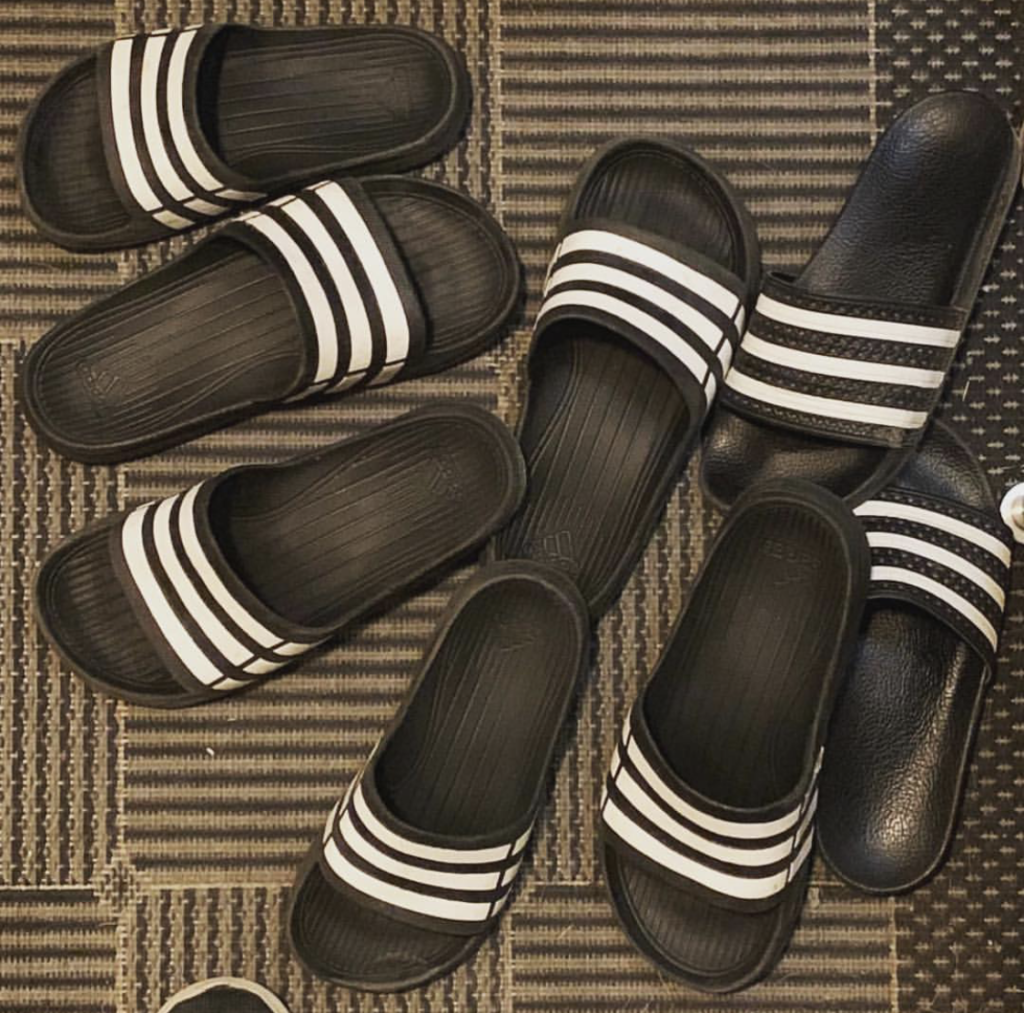 Flere slippers i en gang fotografert ovenfra.