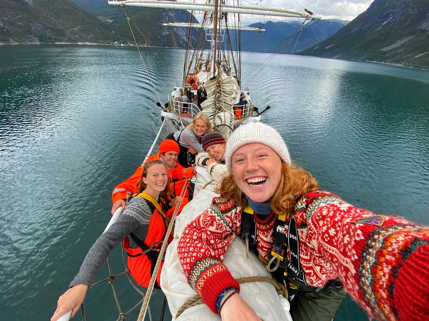 En gruppe elever i en seilbåt.