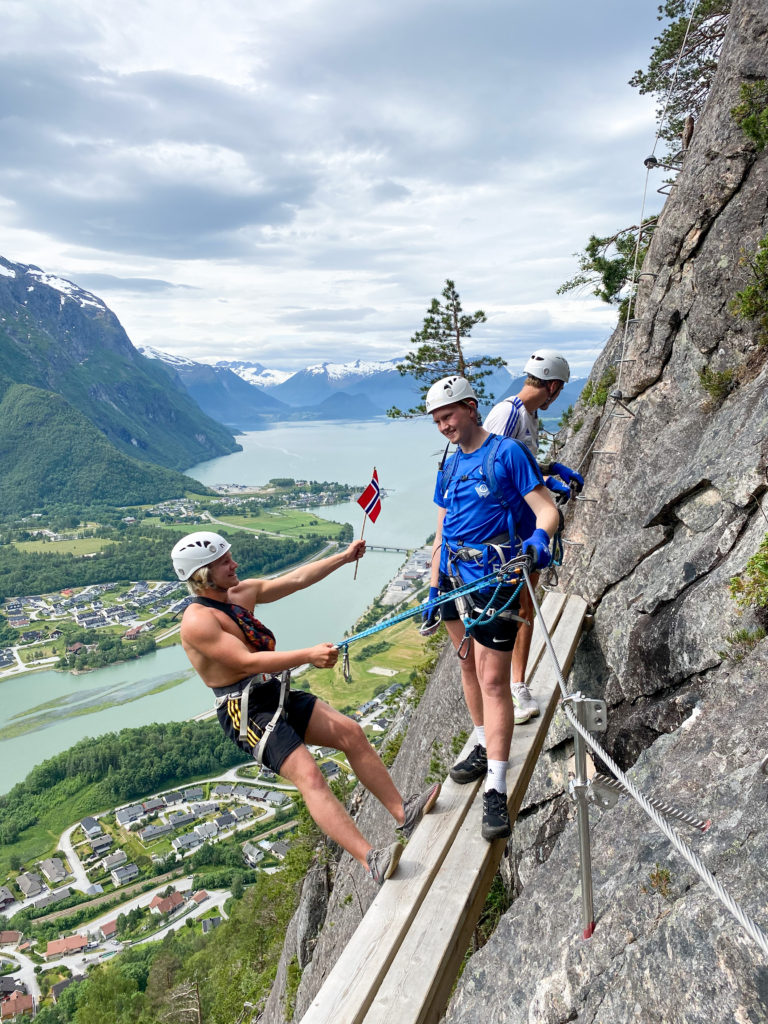 klatretur Rampestreken utsikt norsk flagg