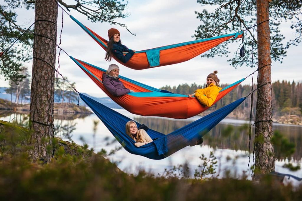 Mange friluftslivslinjer inkluderer overnatting ute i naturen. Her er det elever på Hurdal Verk folkehøgskole som får frisk luft mens de sover. 