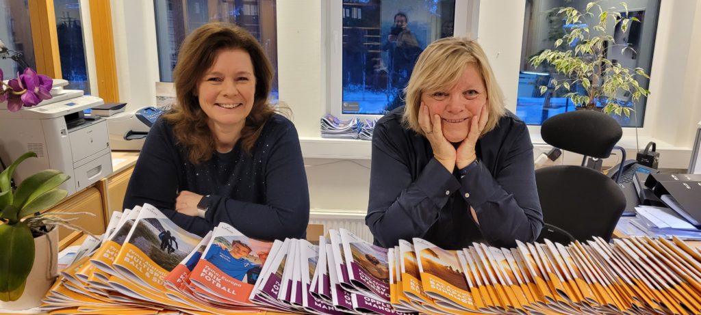 Kristin Vigestad Valderhaug og Bente Søgnen Blindheim gleder seg over store mengder søknader til Ålesund folkehøgskole