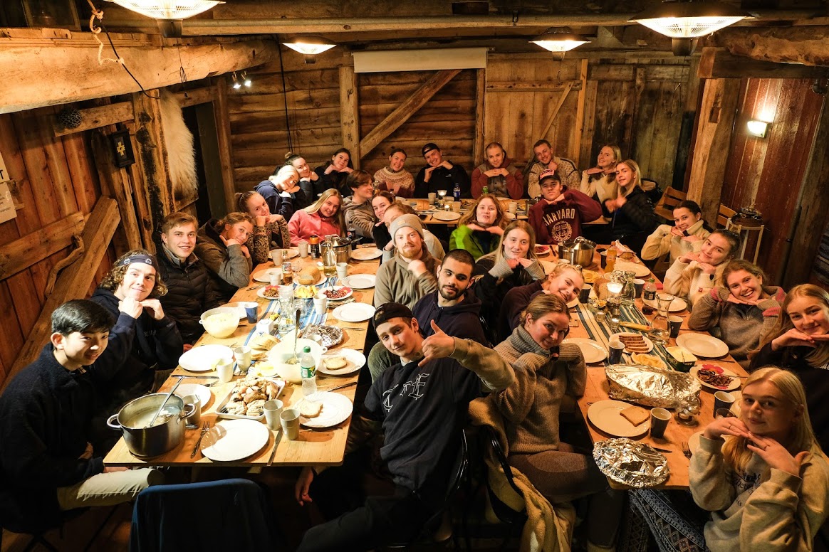 rorbu i Smørhamn, klassen samlet til middag