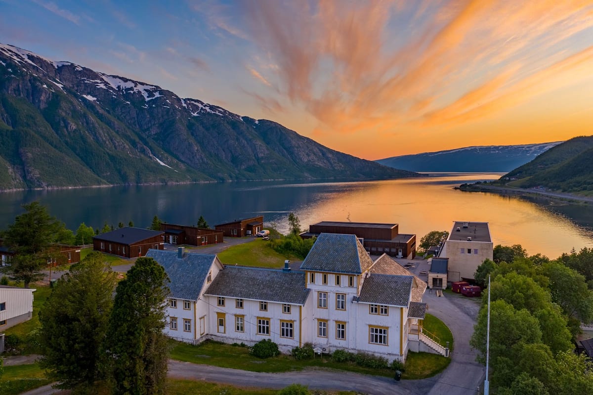 Vefsn folkehøgskole ligger på en topp og sommerhotellet heter derfor Toppen Panorama