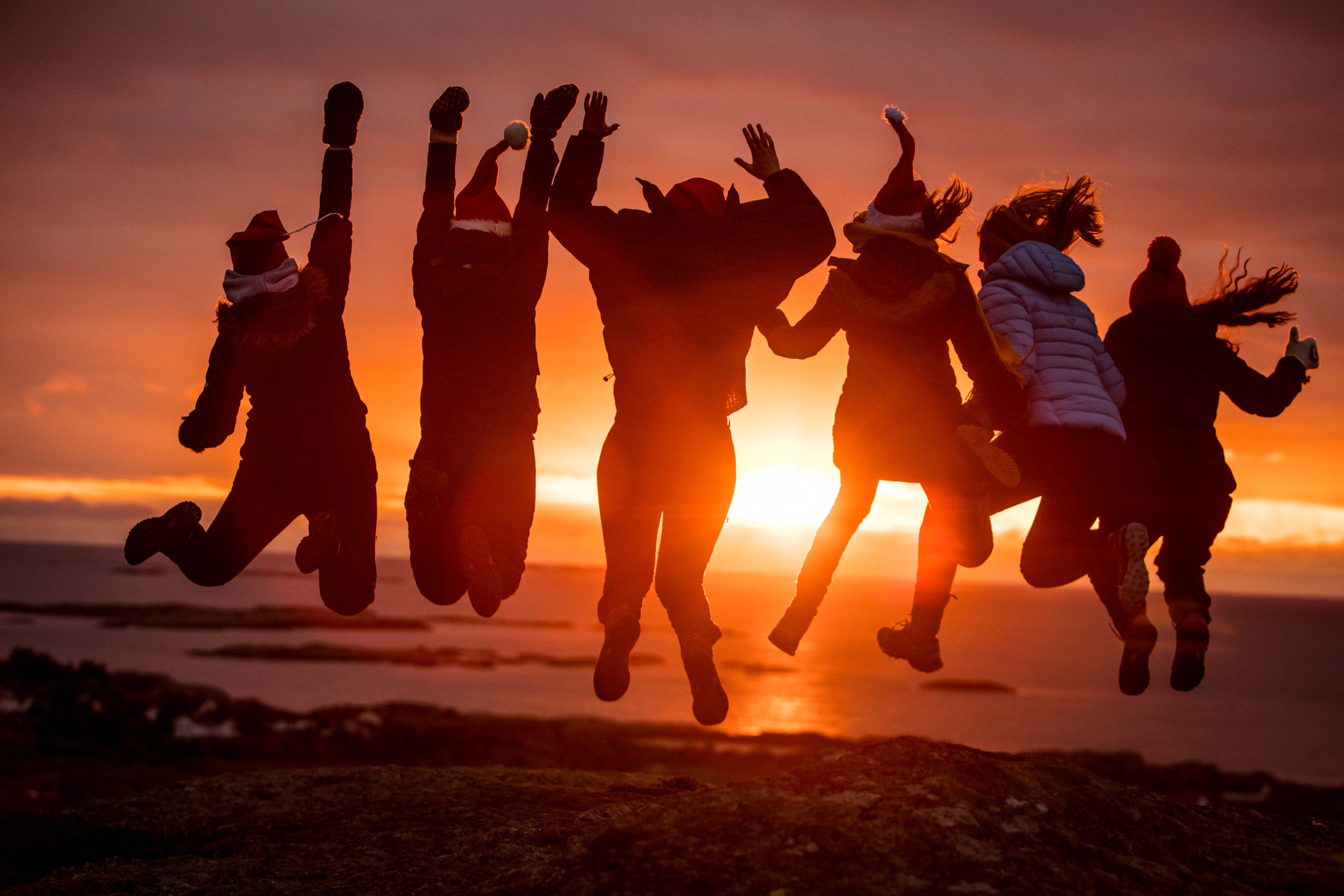 Bildet av elever hoppende i solnedgang, ta et friår på folkehøgskole