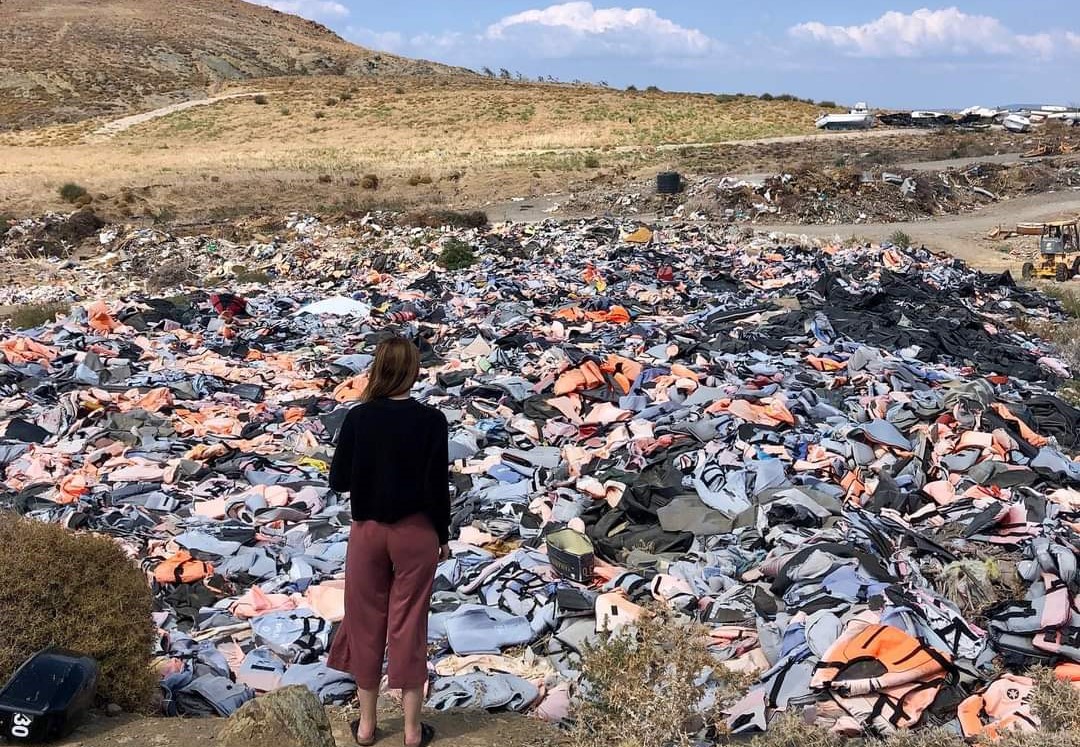 Cecilie ser utover et hav av brukte flytevester.