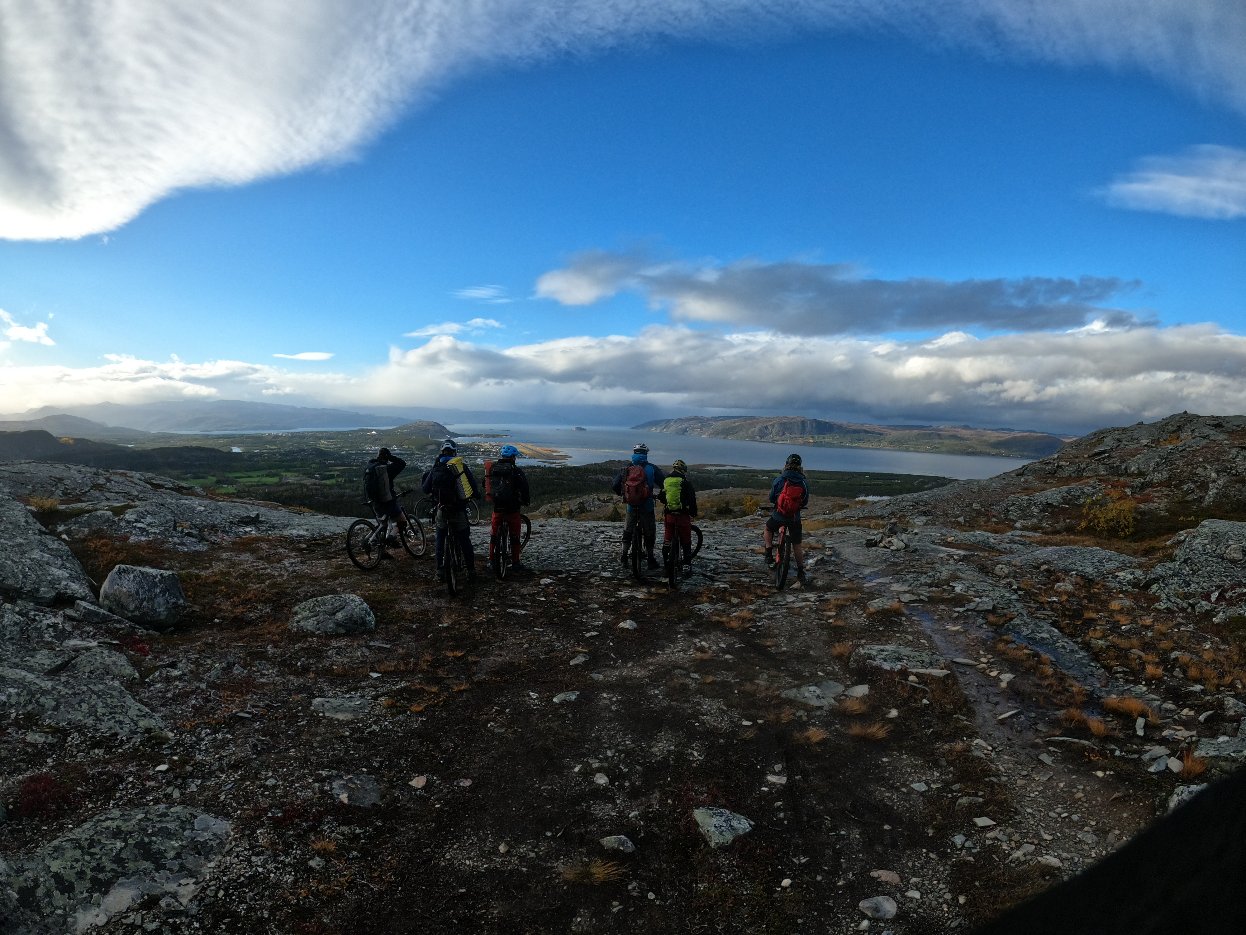 sykkel, gruppebilde på avstand, utsikt mot fjorden