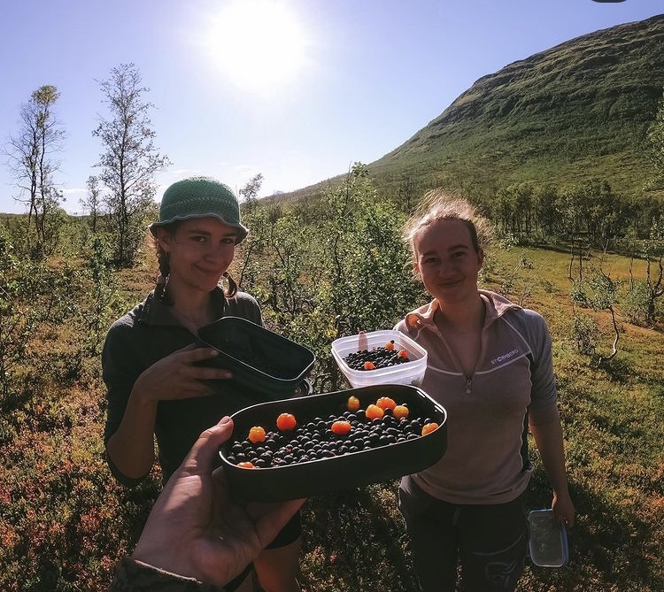 bærplukking, blåbær og multe. Eileen og to medelever