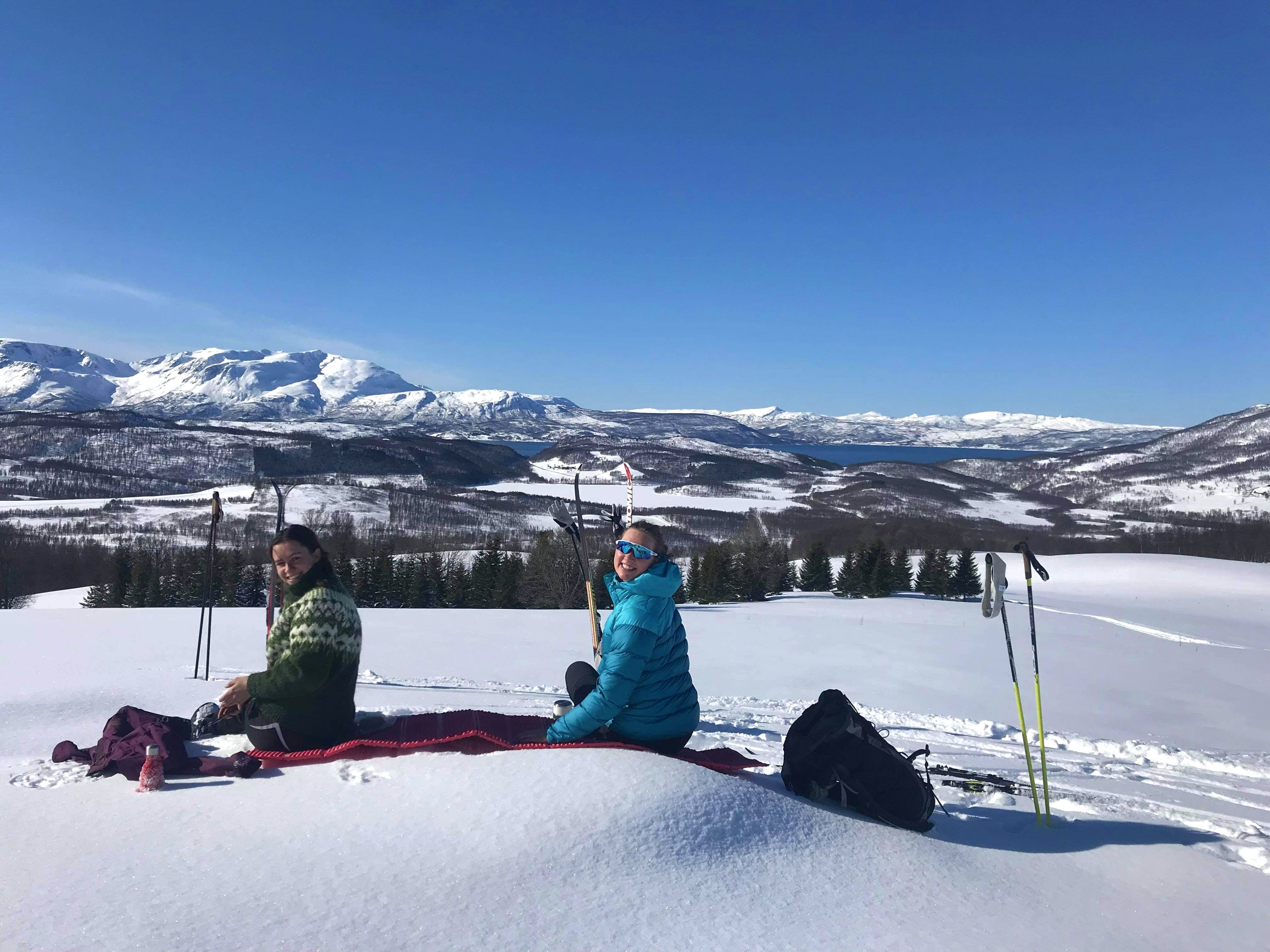 utsikt på skitur, pause på toppen. Skyfri himmel