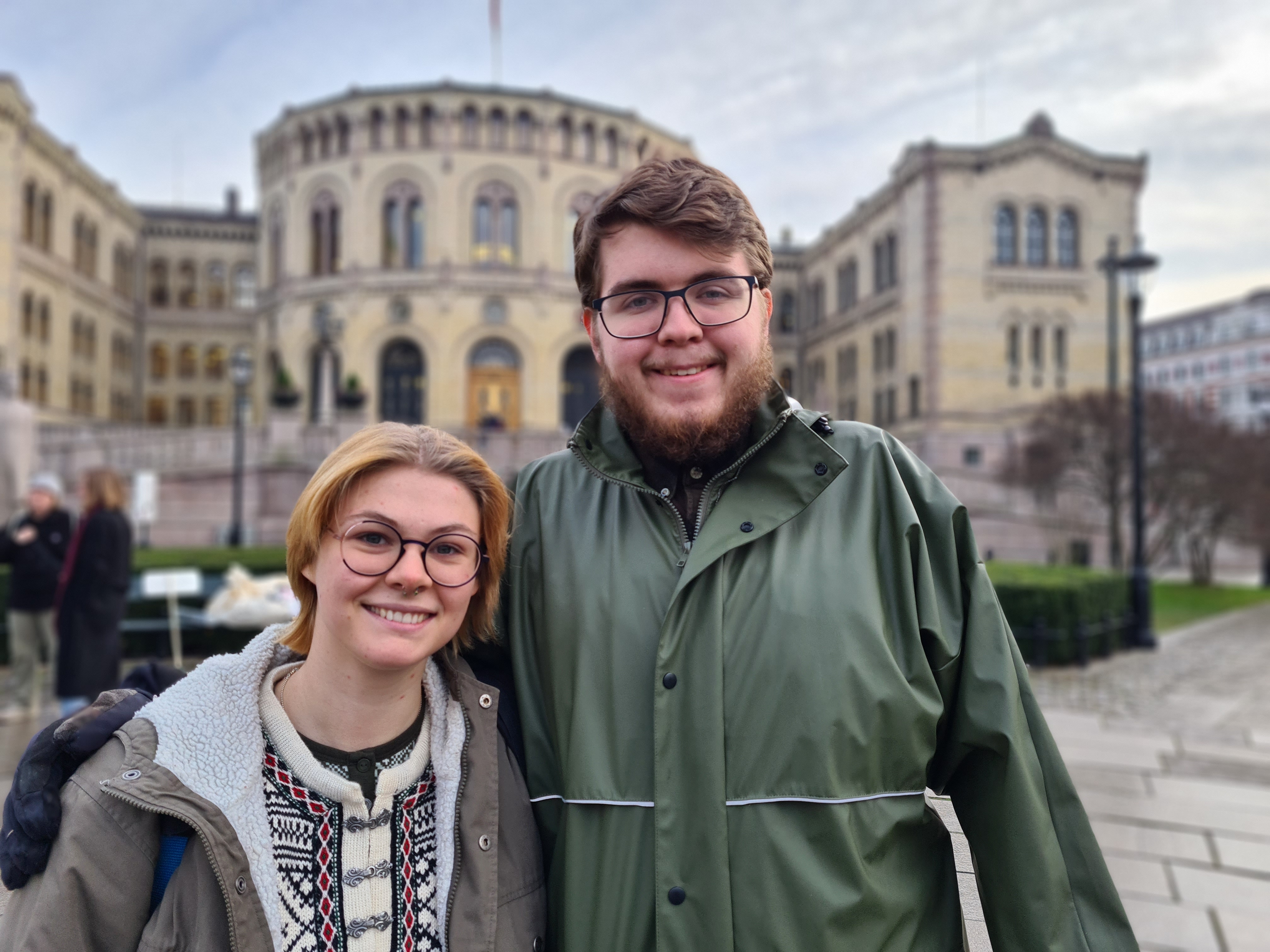Veronika Hildebrandt-Paulien og Sindre Roald Kvam foran Stortinget, nærbilde