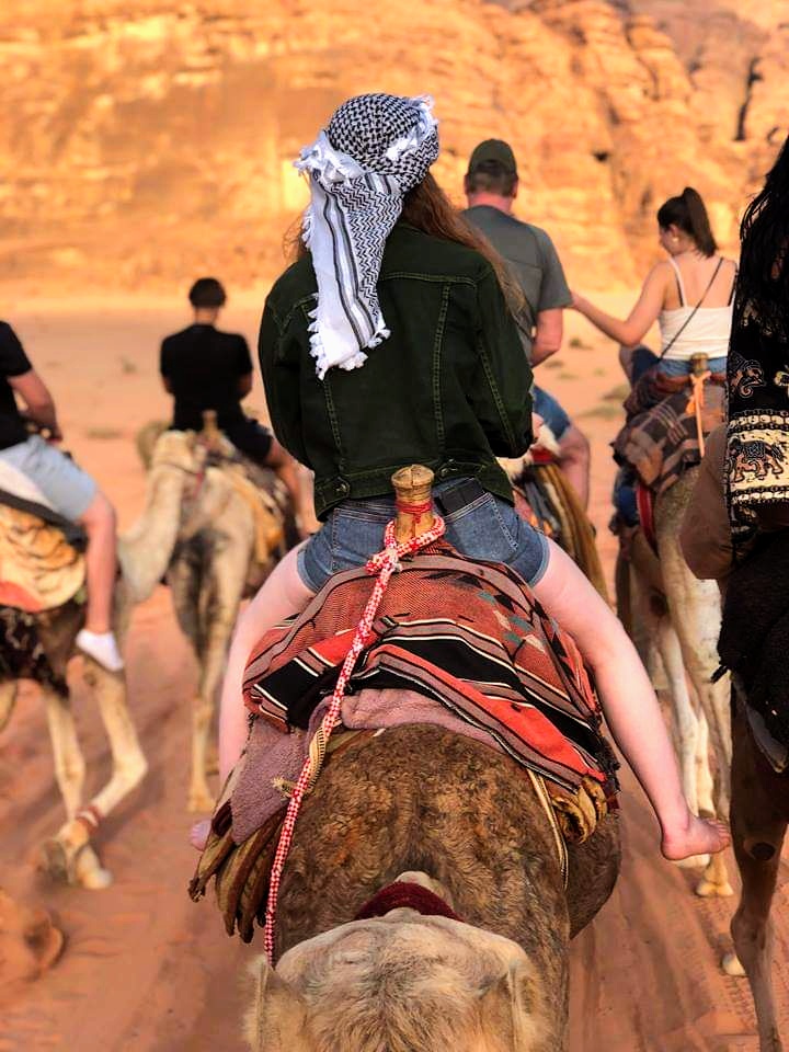 på kamelryggen i Jordan. Bilde tatt bakfra