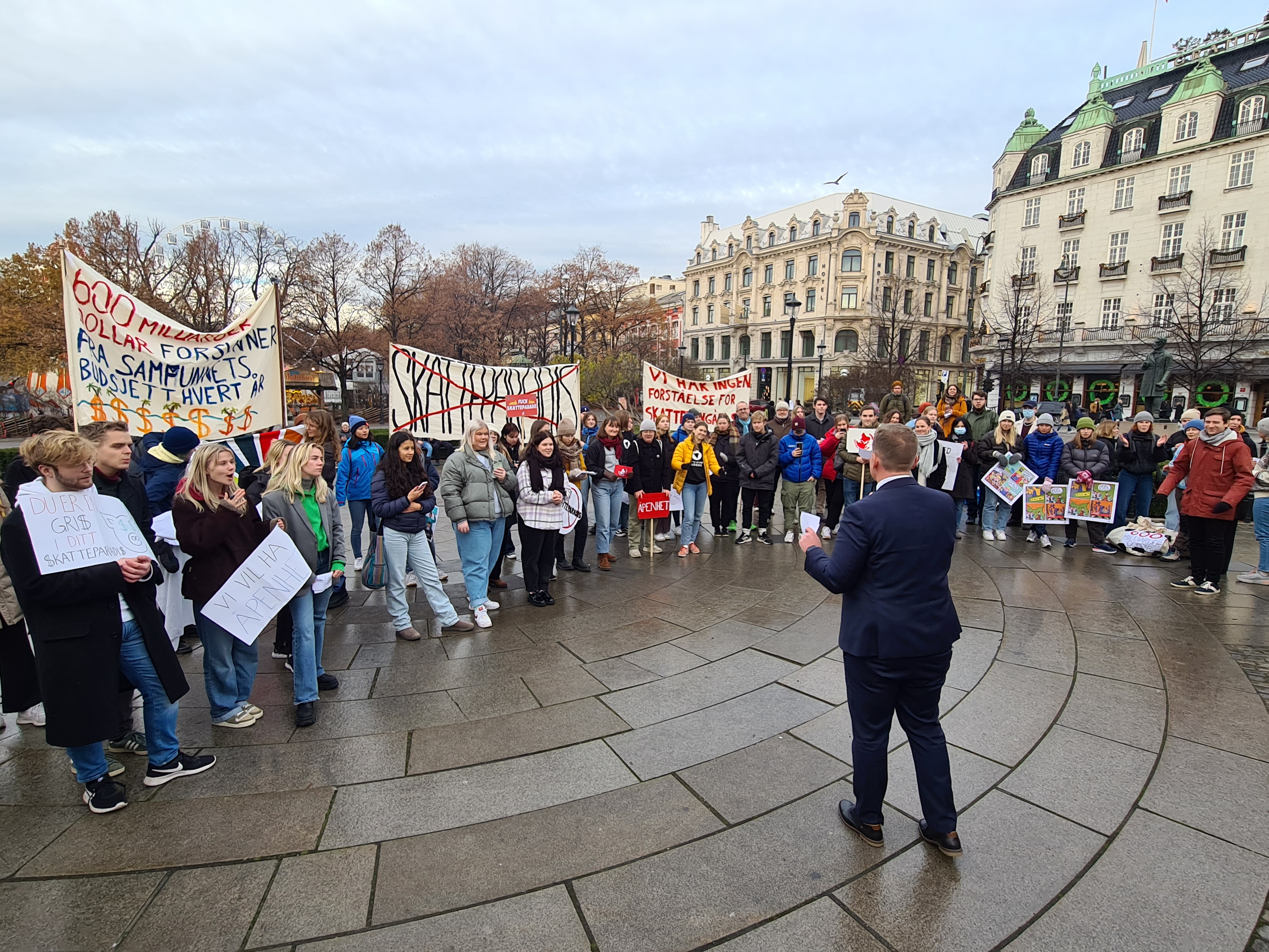 Sveinung Stensland med ryggen til, foran alle de fremmøtte elevene foran Stortinget.