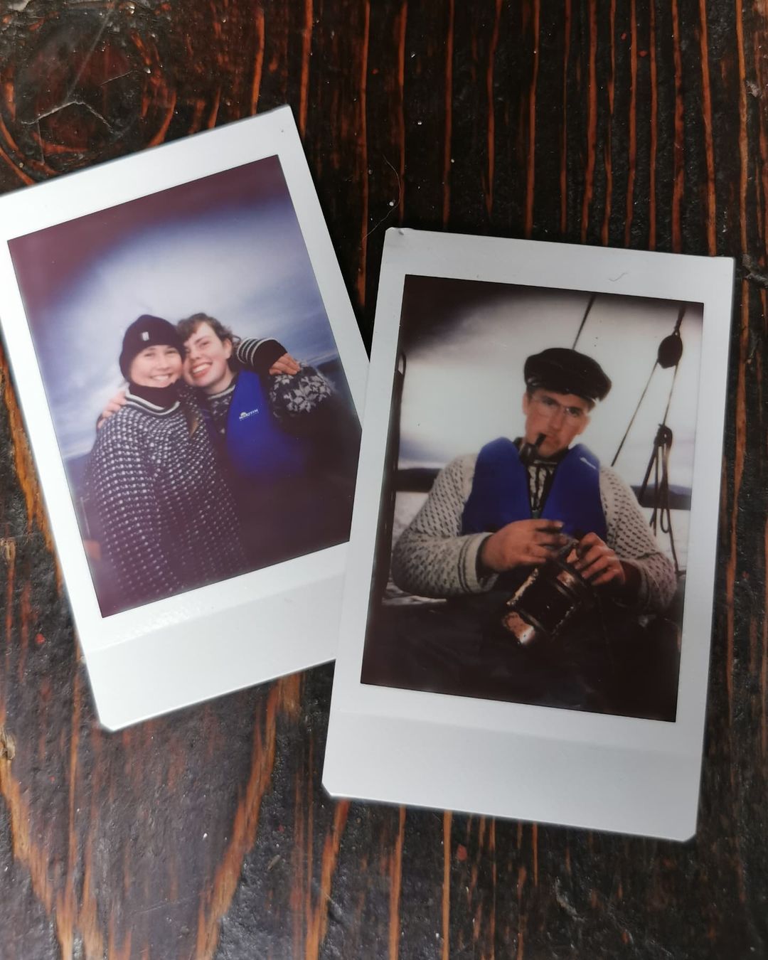 Bilde av to polaroidbilder tatt på båttur.