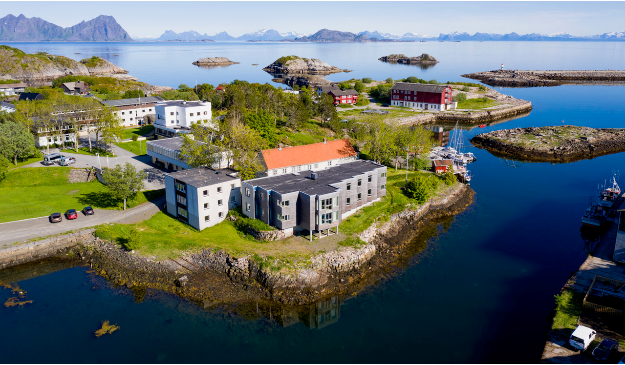 Lofoten folkehøgskole ligger nydelig til i Kabelvåg