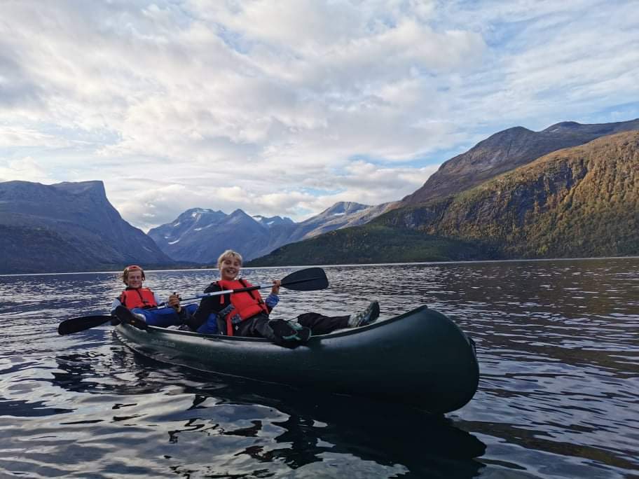 to elever i kano, flott natur i bakgrunnen