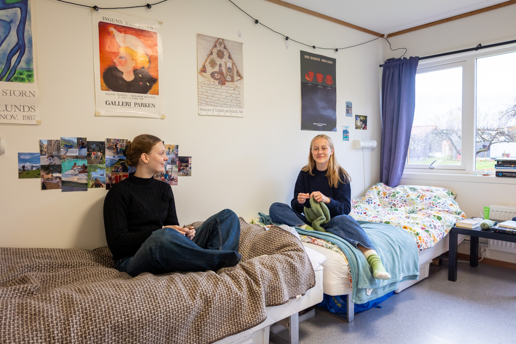 To personer på en seng i et rom