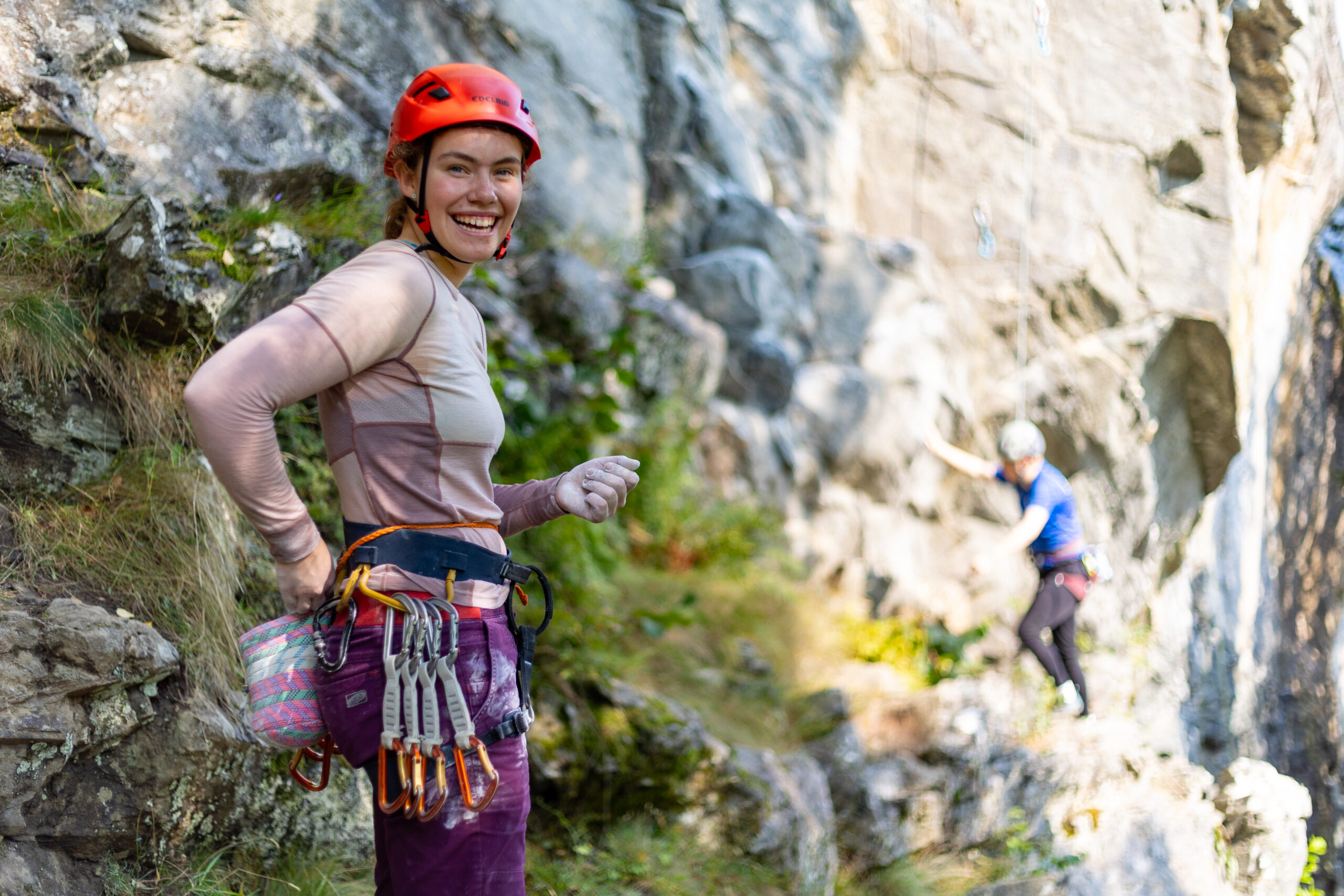 Person med hjelm og klatreutstyr i et fjell