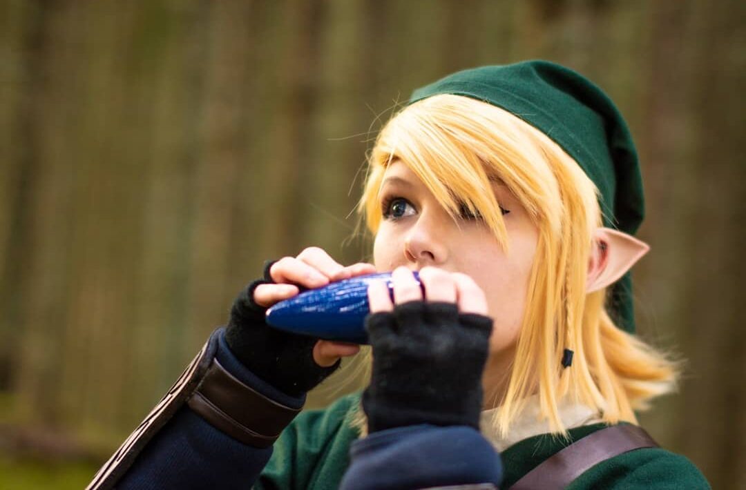 Elev fra kledt opp med blond parykk, grønn lue og alveører