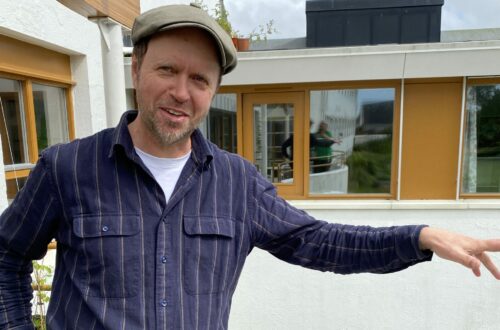 Folkehøgskolen med gjenbruksmøbler og bier