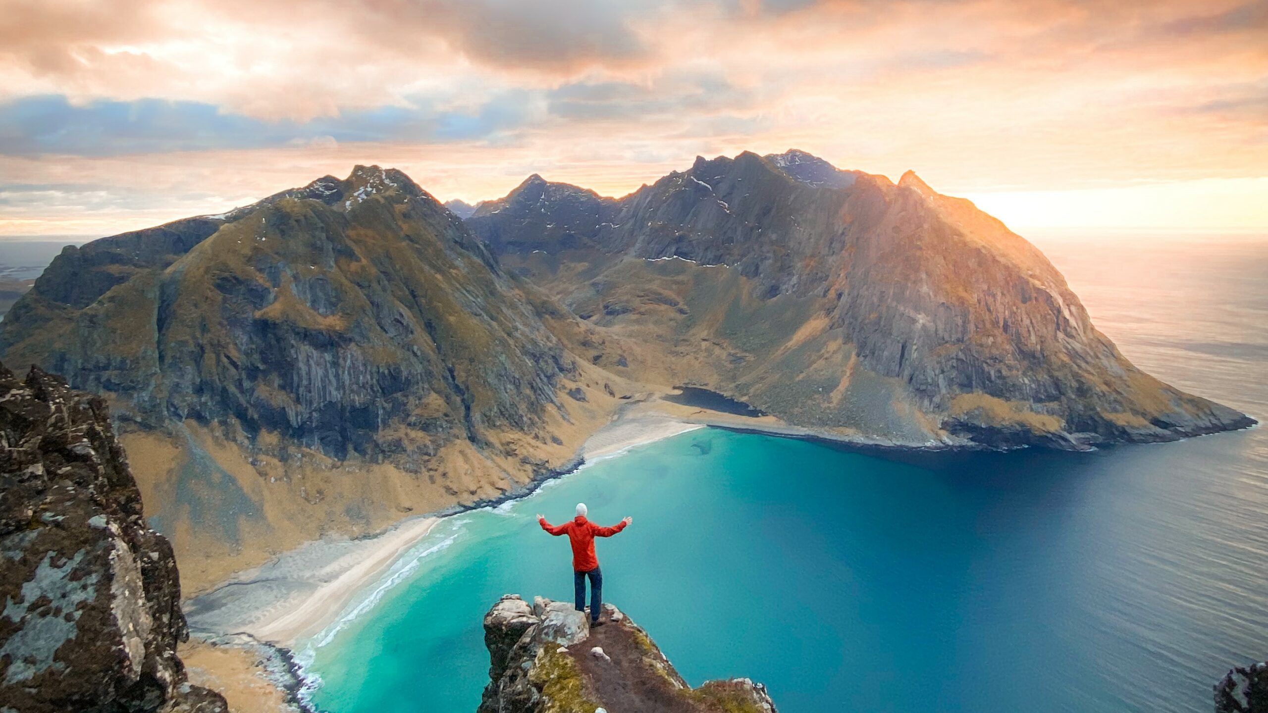 en mann som står på en klippe i Lofoten.