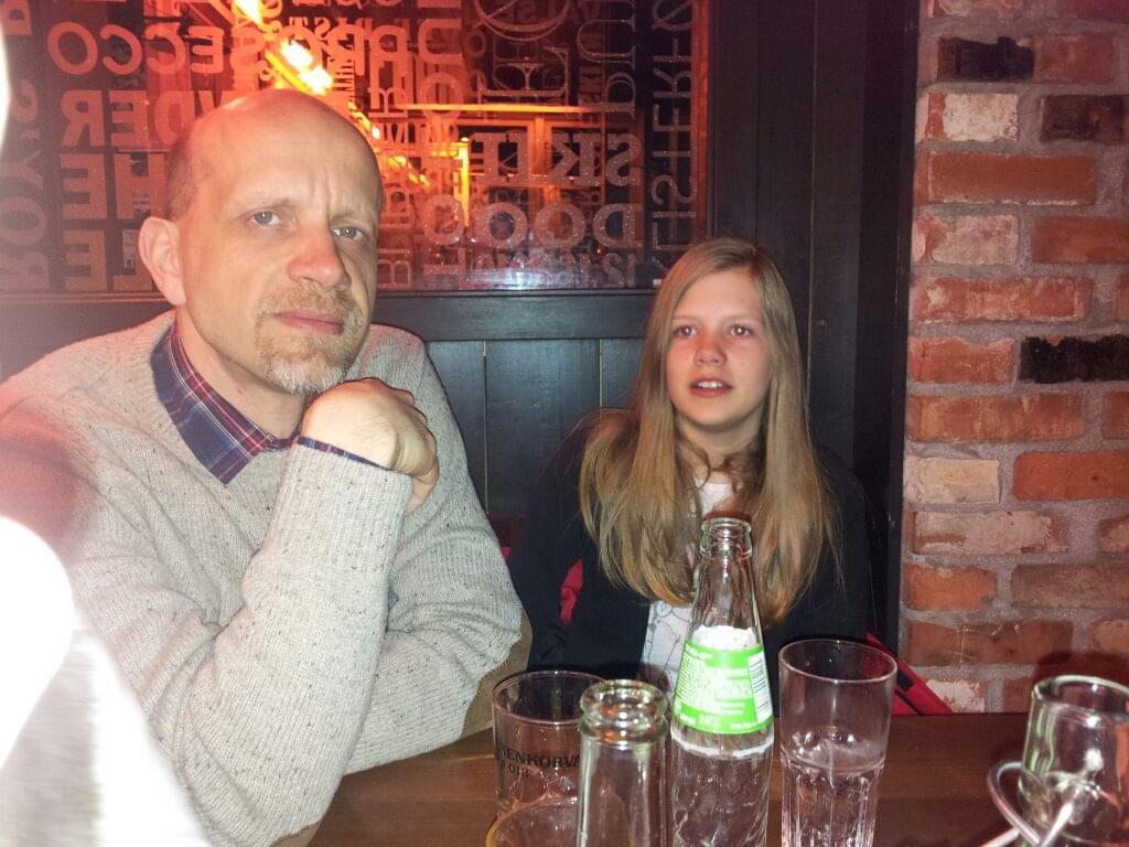 Faren til Amalie og Amalie sammen på restaurant.