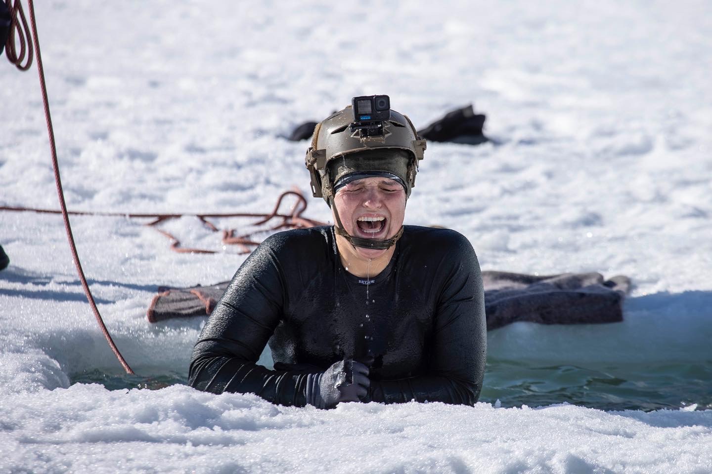 En ung jente ser fortvilet ut når hun isbader i isen. 