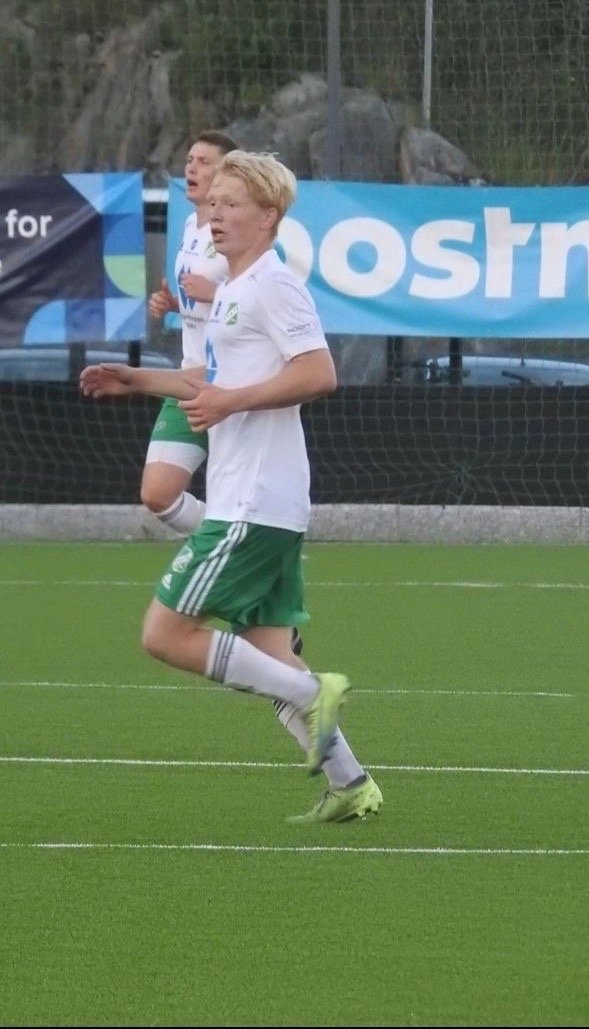 Halvard på en fotballbane. 