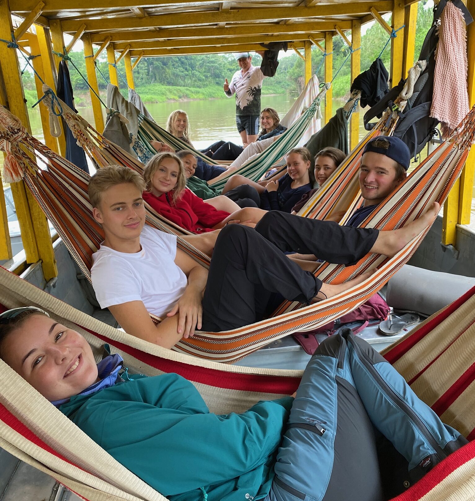 Ungdommer i hengekøye