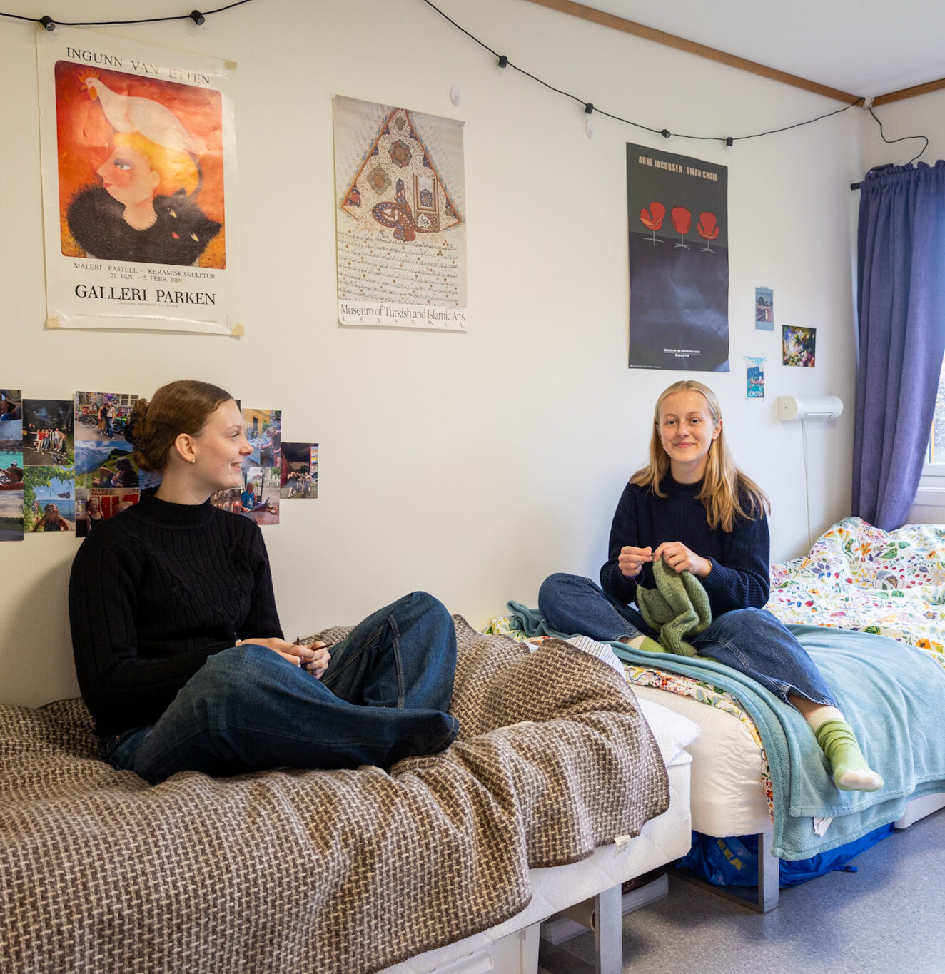 To jenter sitter på senga på internatet