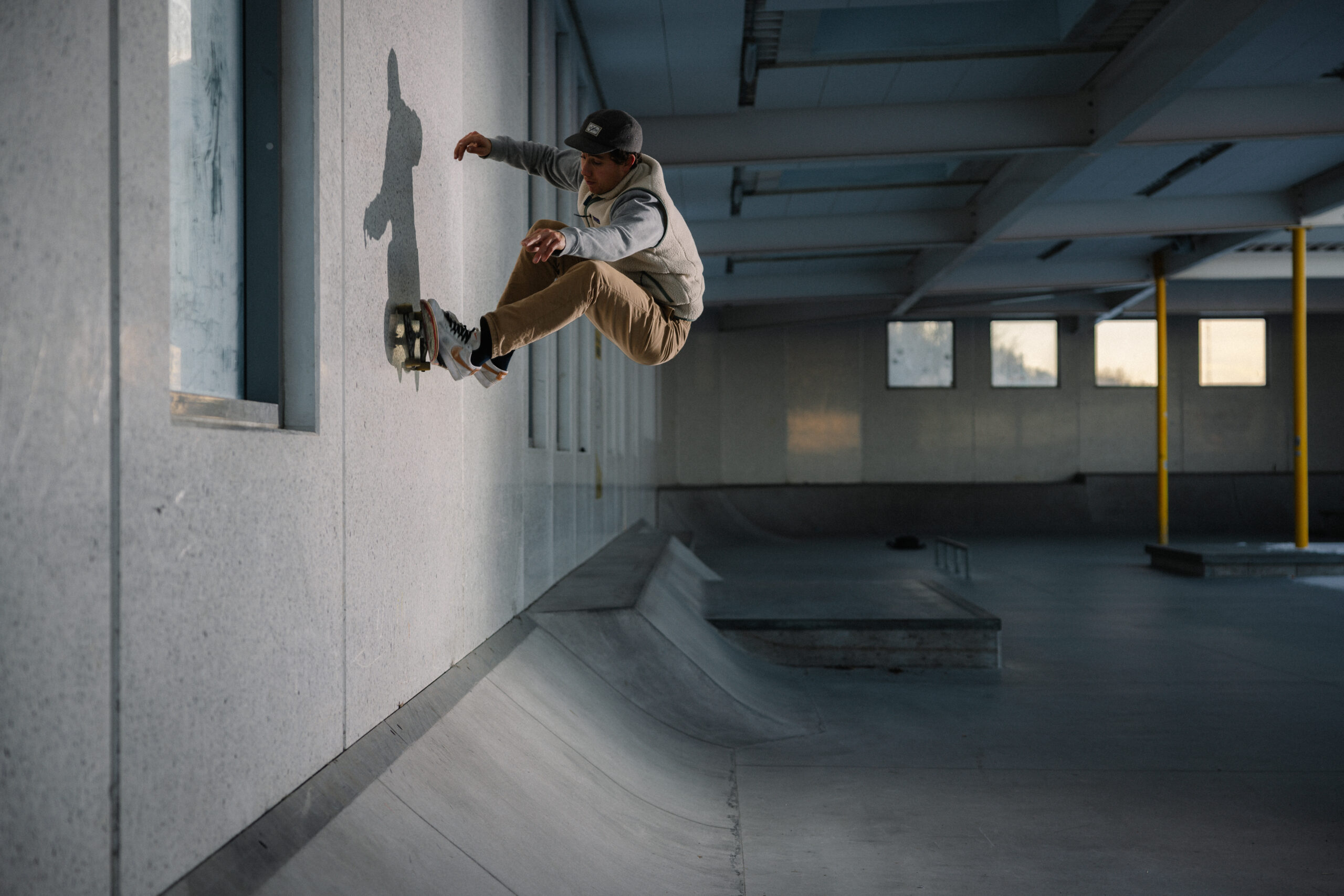 Eirik skater på en vegg. 