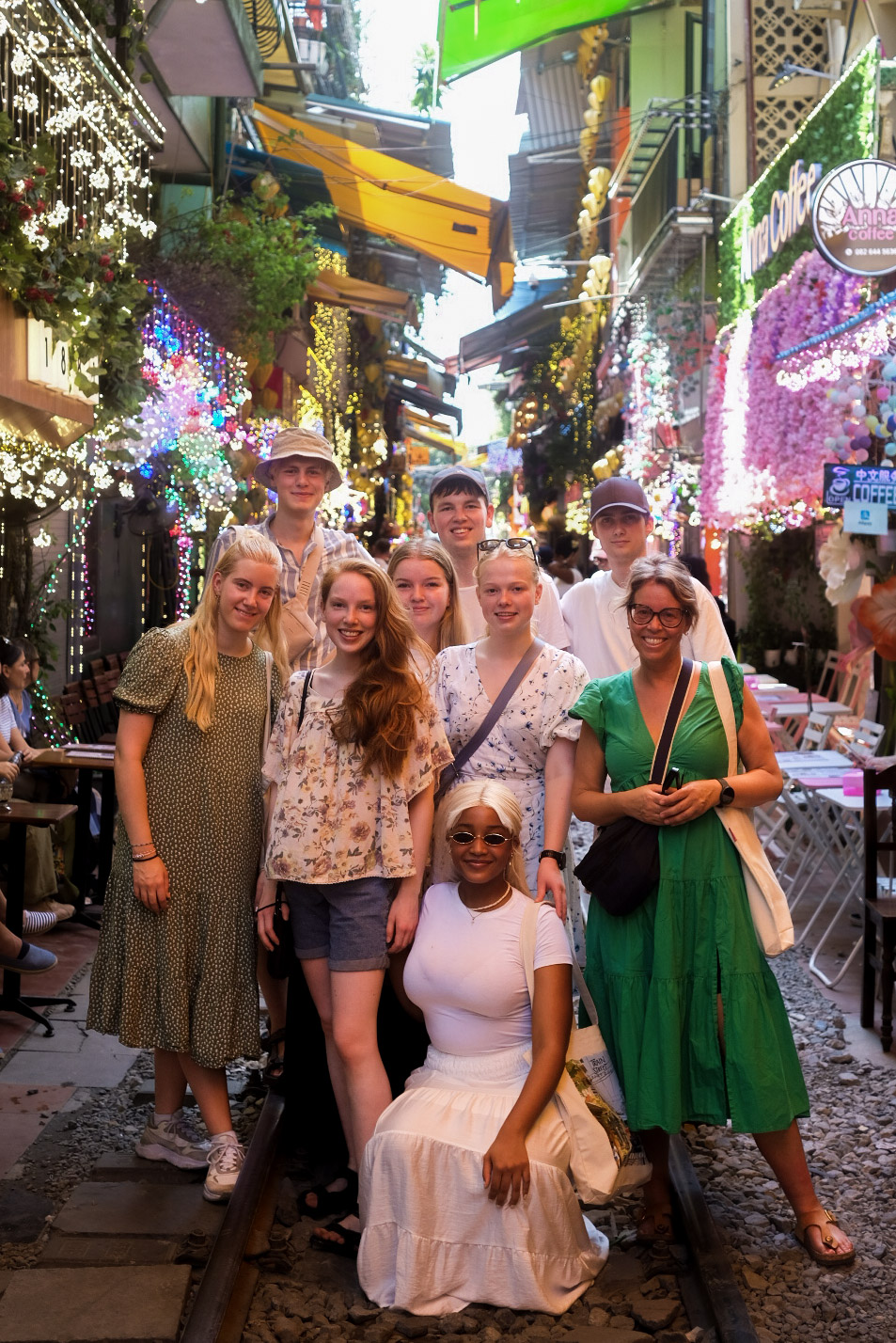 en gruppe mennesker på reise i et asiatisk land