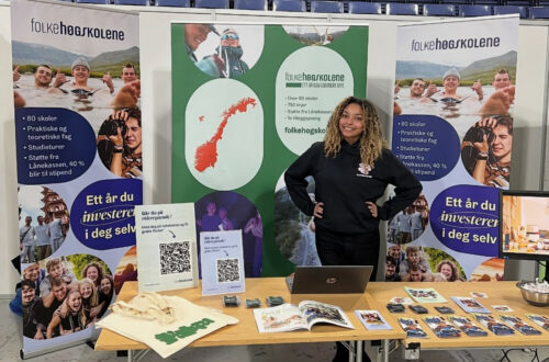 Folkehøgskolene reiser nå ut til over 200 videregående skoler. Sjekk…