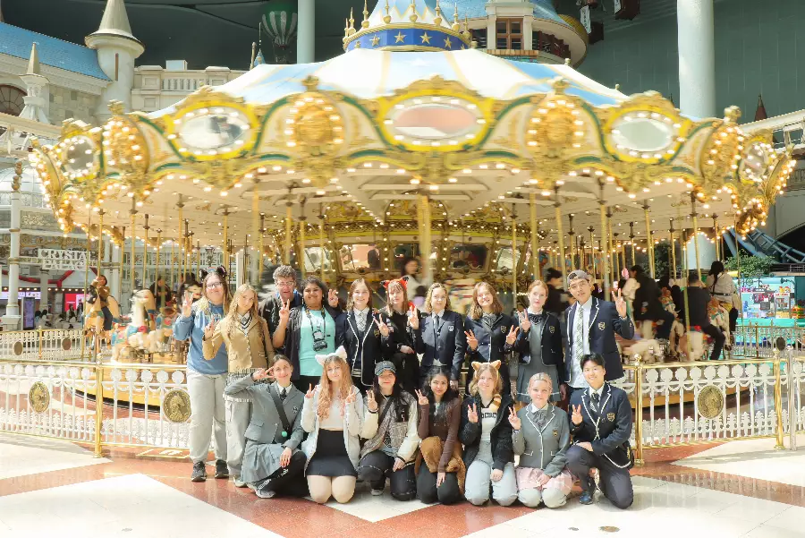 gruppe med elever på reise i asia