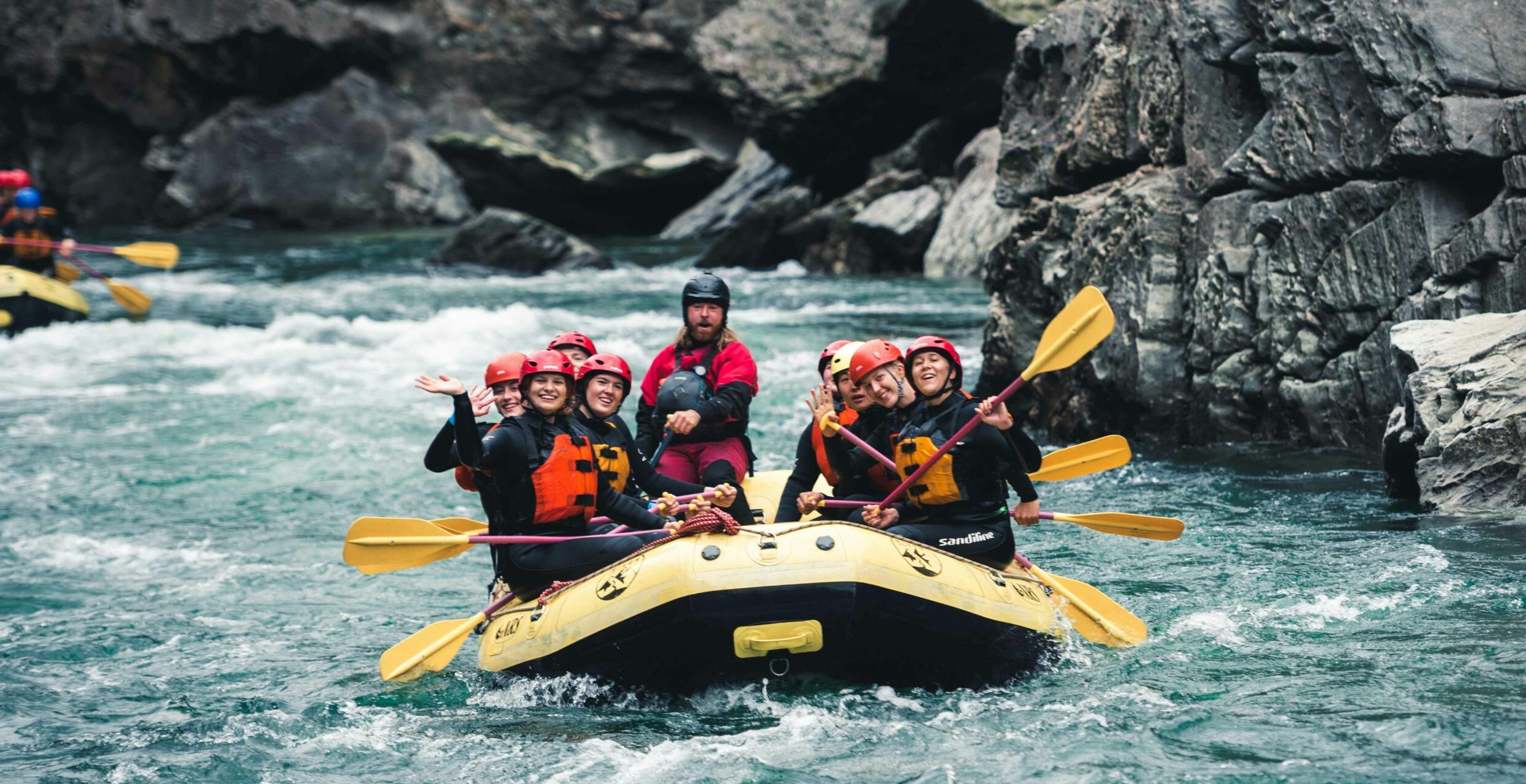Billede af en masse mennesker på den norske klippe Prekestolen