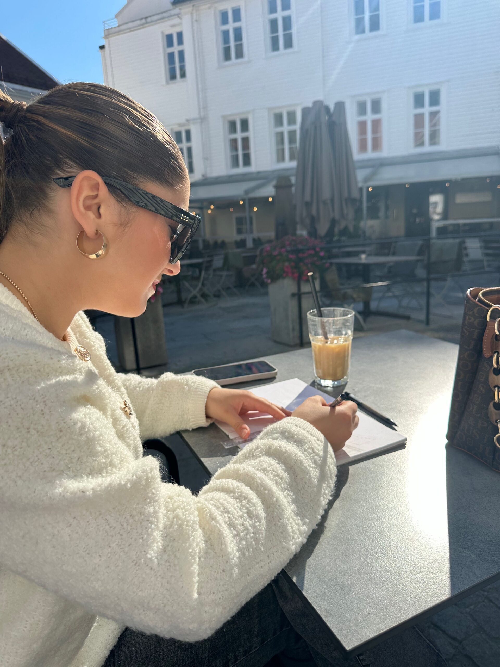 En mørkhåret jente spiser på kafe