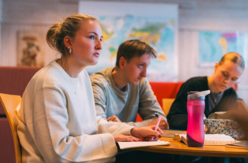 Sånn velger du folkehøgskole: Elevene gir sine beste tips!