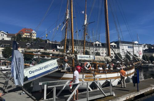 Folkehøgskolene på Arendalsuka: Velkommen på Demokratibåten
