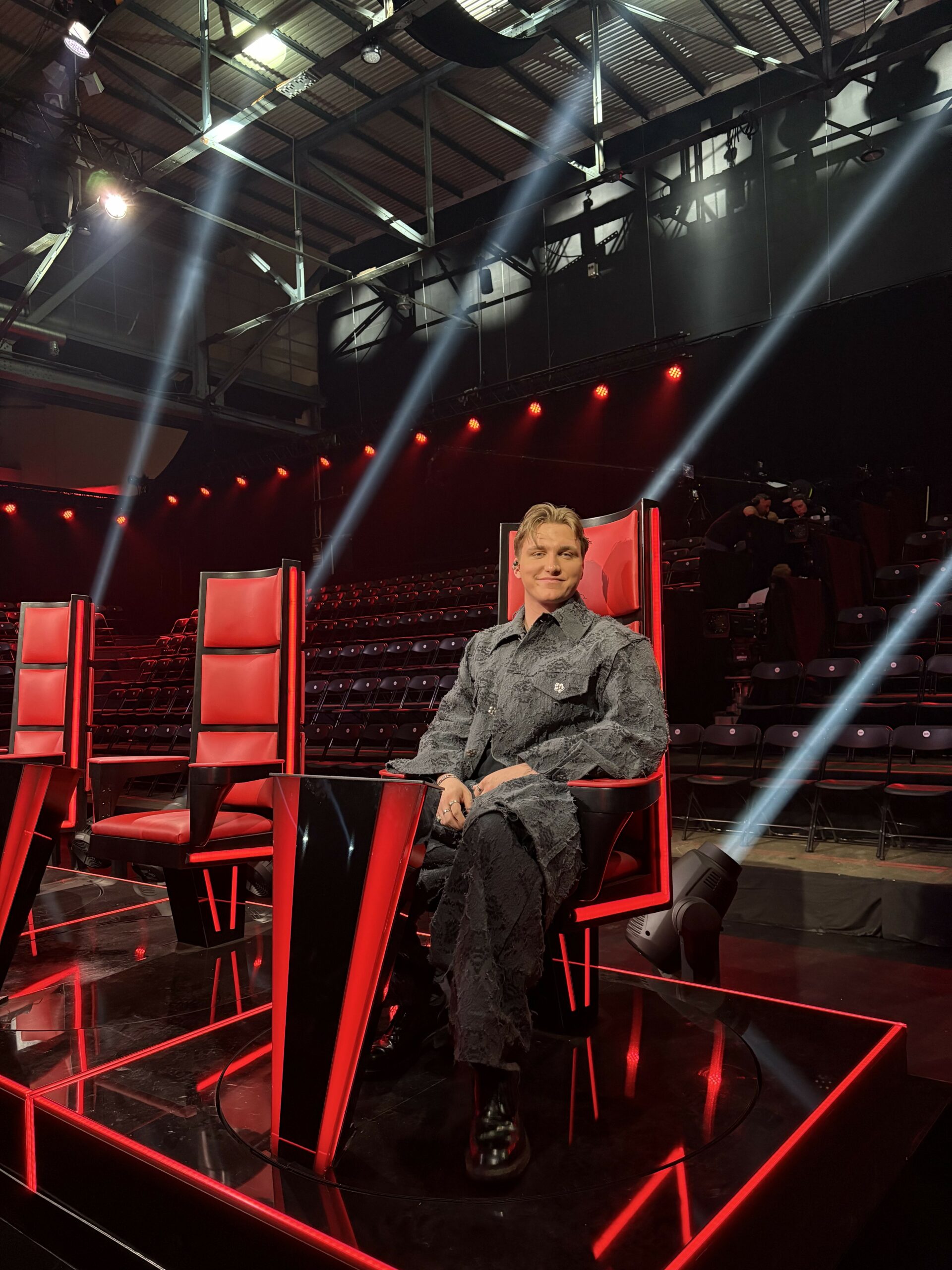 Herman sitter i en av dommerstolene til the voice