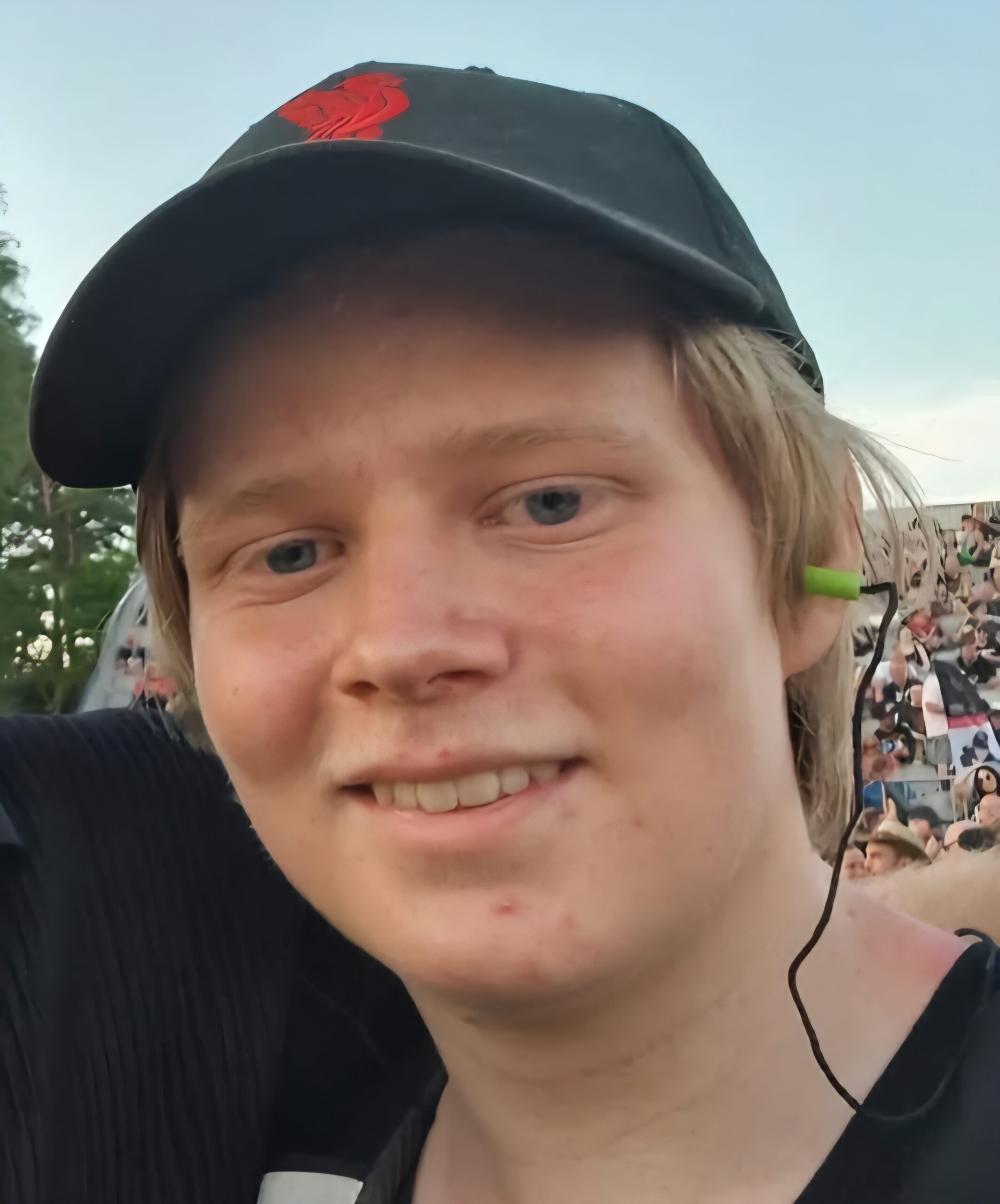 En ung gutt med blondt hår