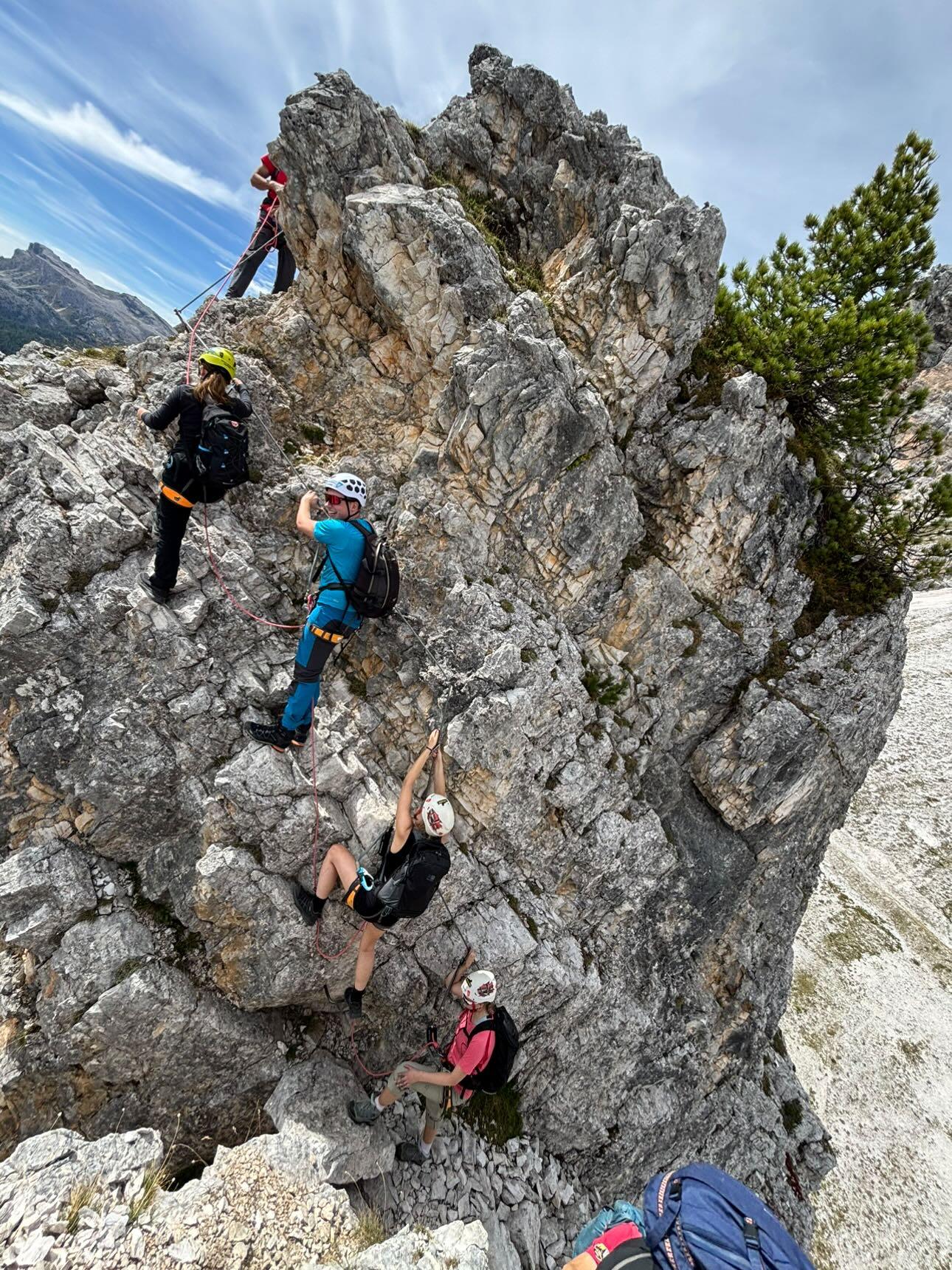 En gjeng klatrer i fjell