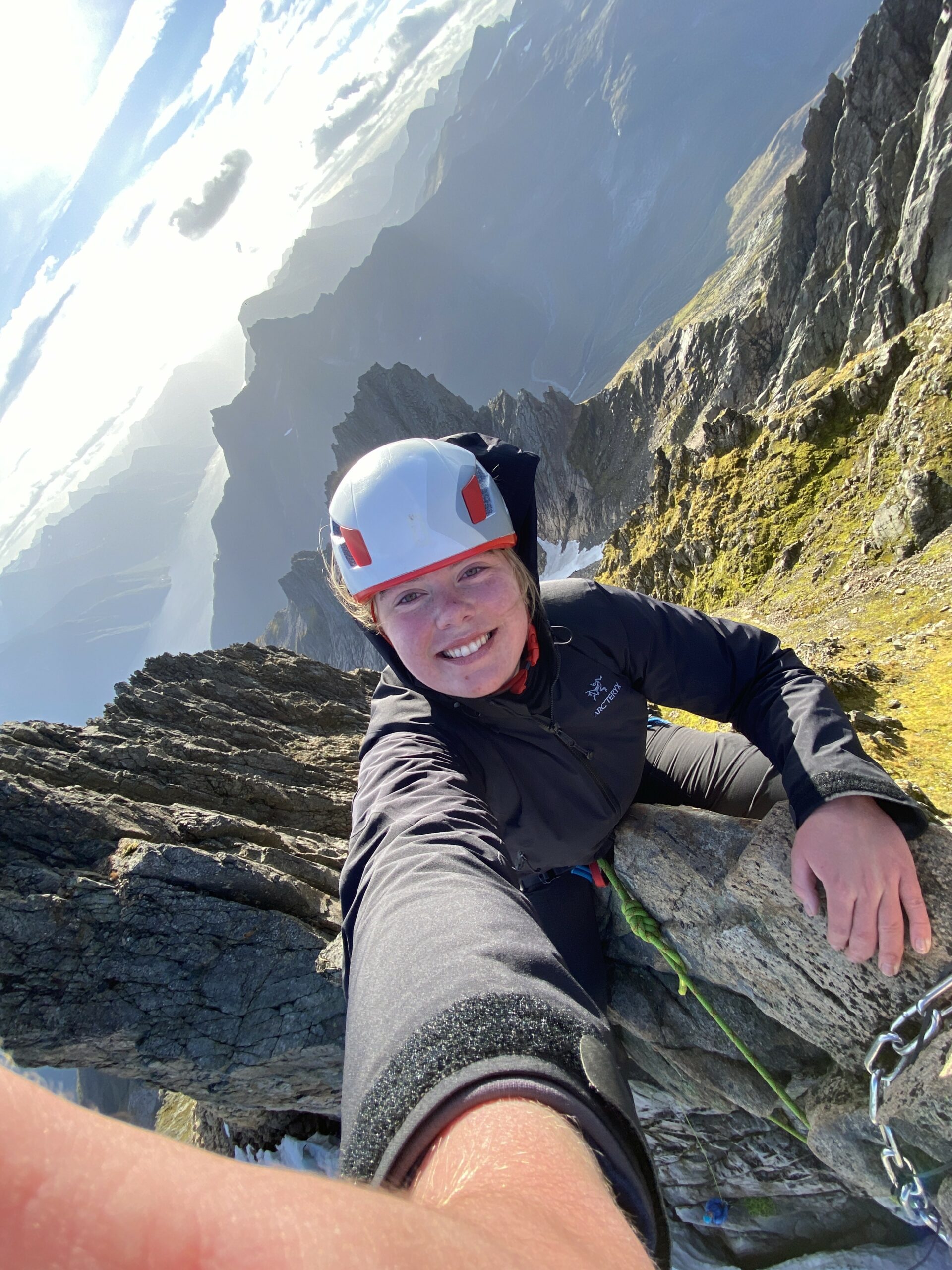 En jente er på en fjelltopp