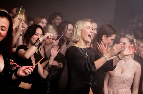 Jubel på folkehøgskolene: Elevene beholder stipend