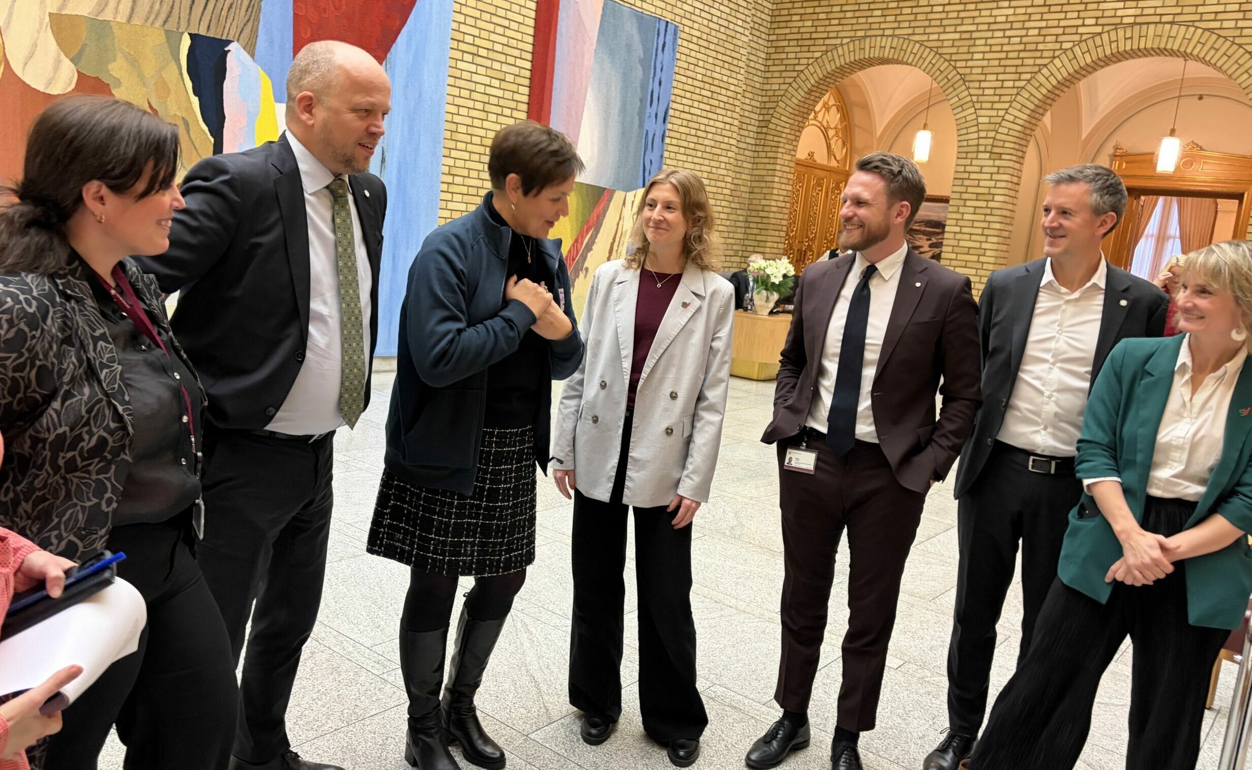 en gruppe mennesker som står i ring