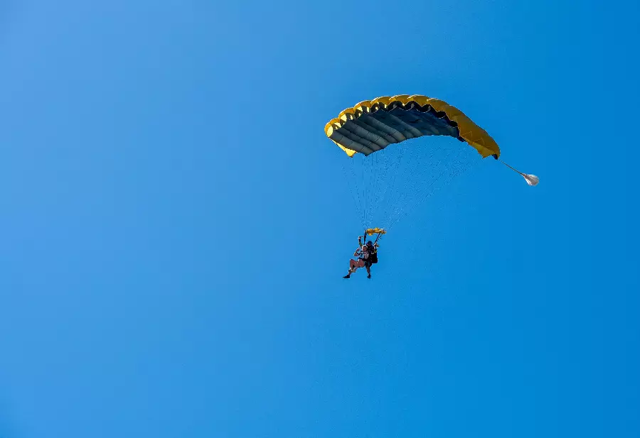person som henger i en paraglider oppe i lufta på aktive linjer med adrenalin på folkehøgskole