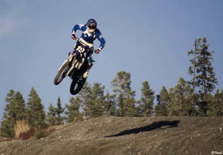 gutt som hopper med motorcrossykkel på aktive linjer med adrenalin på folkehøgskole