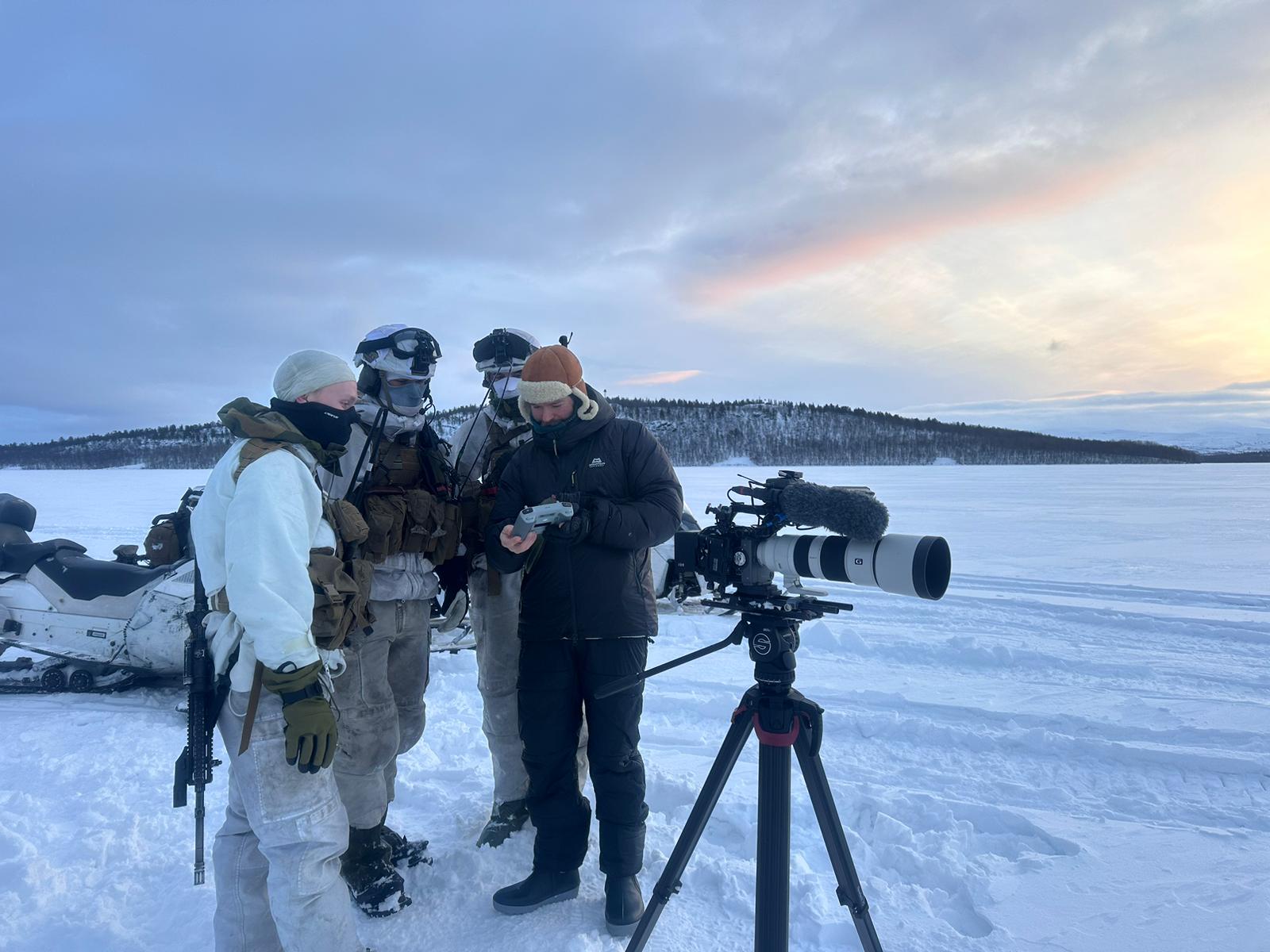 Blå himmel, snø og kamerafolk som filmer