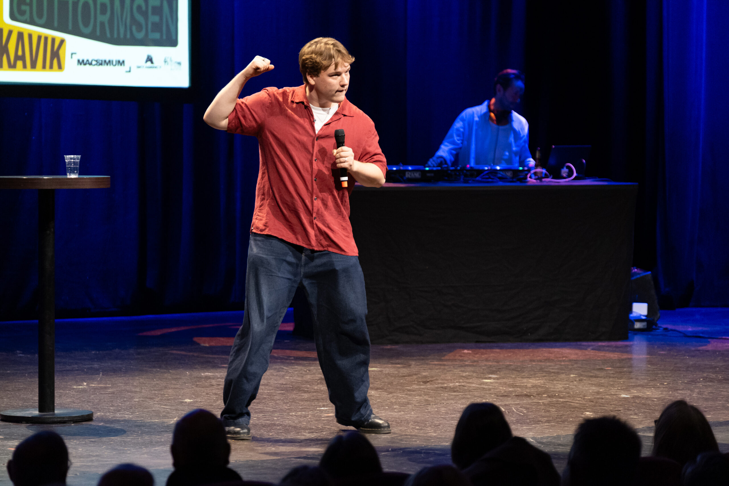 Jørgen klemmer en på en scene. 