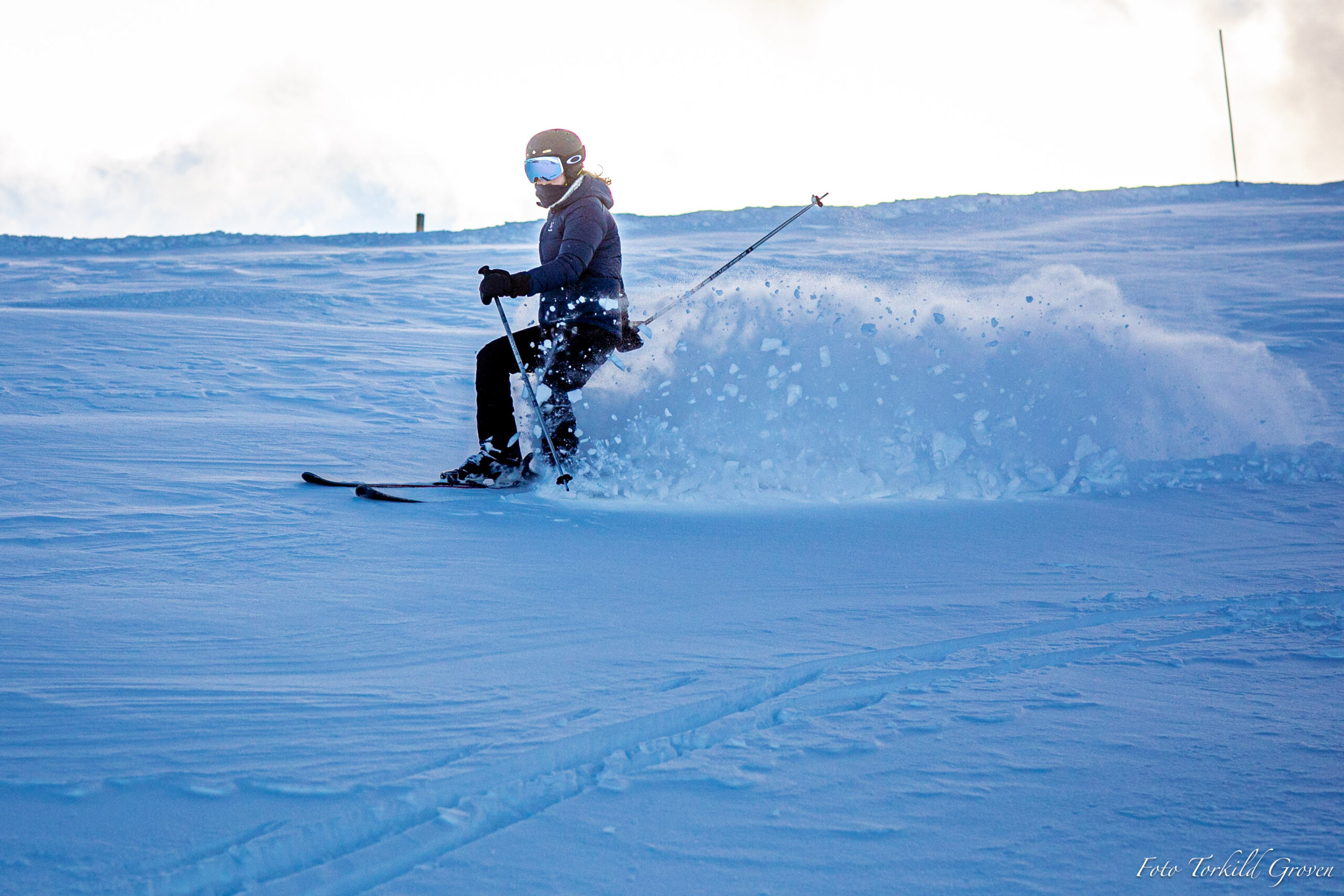 slalomkjører på vei ned alpinbakken på aktive linjer med adrenalin på folkehøgskole